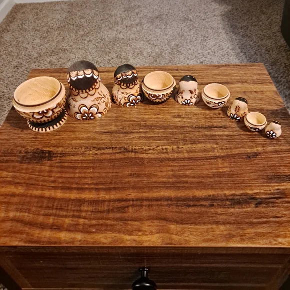 👀 Hand-Painted Russian Nesting Dolls - Picture 4 of 7